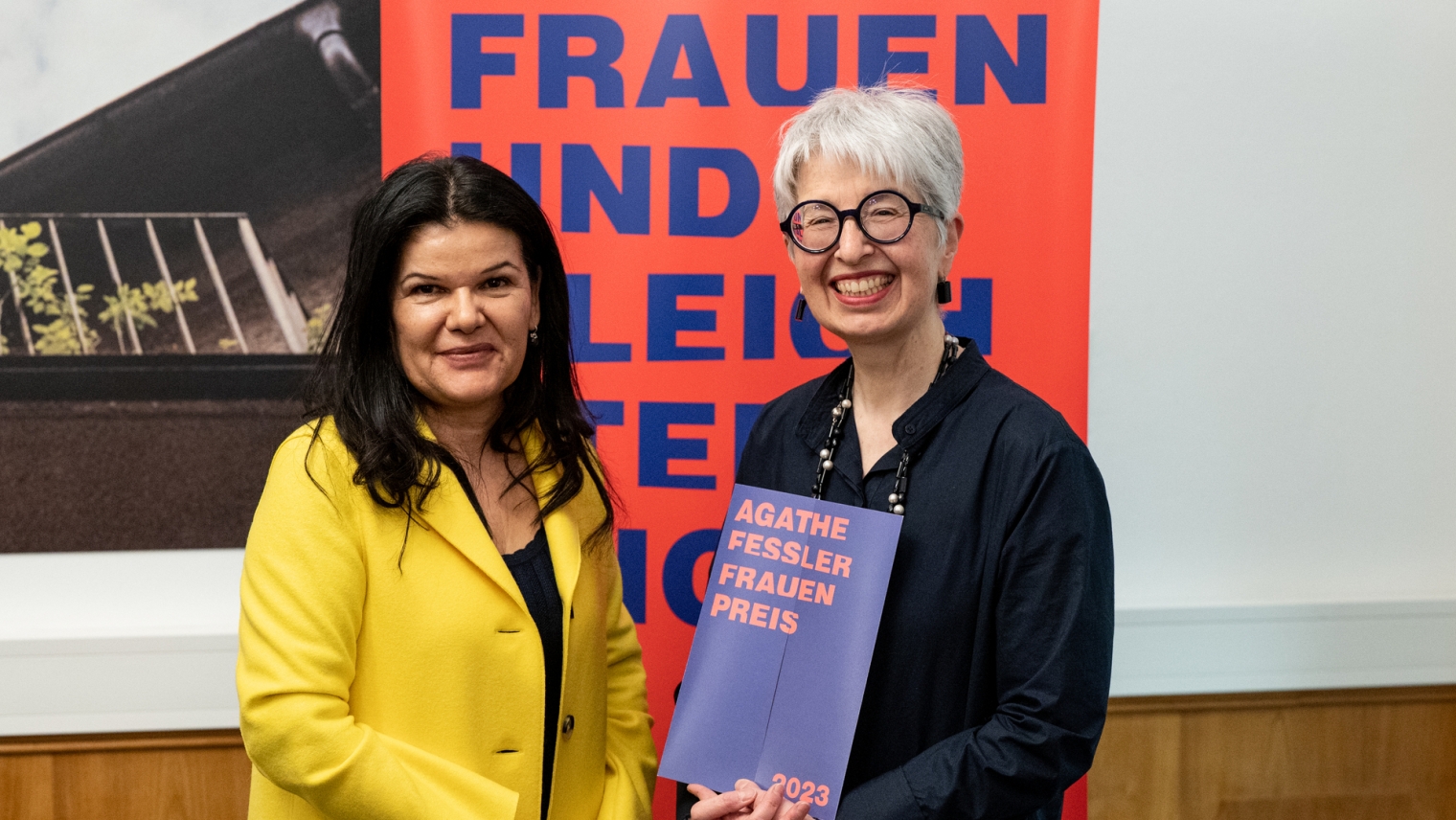 Das Bild zeigt die Gewinnerin des Agathe-Fessler-Frauenpreises, Elisabeth Stöckler (rechts im Bild) mit Vizebürgermeisterin Sandra Schoch bei der Preisübergabe 2024.