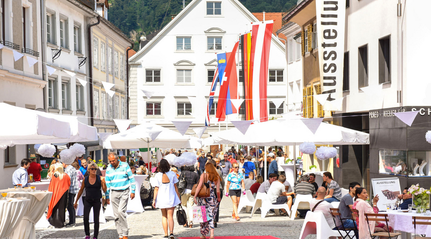 Diese Abbildung zeigt die Anton-Schneider-Straße in Bregenz während des Straßenfestes.
