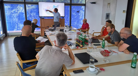 Zu sehen sind Vertreter:innen der Landeshauptstadt Bregenz, der Stadtwerke Bregenz sowie mehrere Expert:innen bei einem Workshop zum Thema strategische Wärmeplanung für Bregenz.