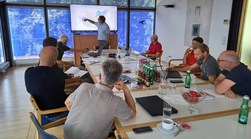 Zu sehen sind Vertreter:innen der Landeshauptstadt Bregenz, der Stadtwerke Bregenz sowie mehrere Expert:innen bei einem Workshop zum Thema strategische Wärmeplanung für Bregenz.