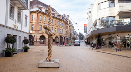 Auf dem Foto ist das Kunstwerk "Knoten" von Herbert Meusburger am Leutbühel zu sehen. Es handelt sich dabei um eine 3 ½ m hohe und rund 900 kg schwere Bronzeskulptur.