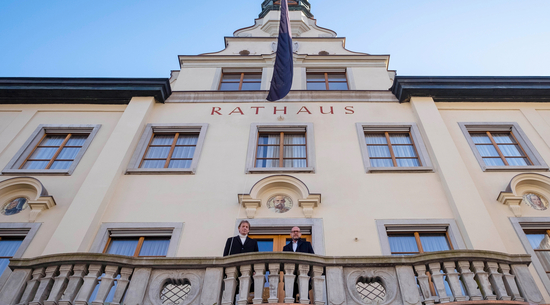 Bürgermeister Michael Ritsch und Stadtamtsdirektor Gerhard Seiler mit schwarzer Flagge vor dem Rathaus (© Stadt Bregenz) 