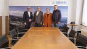 Bürgermeister Michael Ritsch mit Dr. Christoph Breier, Dr. Reingard Breier und Stadtrat Florian Rainer mit dem Tisch im Stadtratszimmer. @Stadt Bregenz
