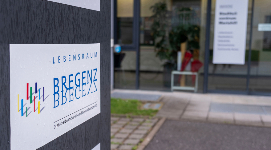Das Bild zeigt den Eingangsbereich zum Stadtteilbüro Mariahilf, in dem sich auch das Büro des Lebensraumes Bregenz befindet.