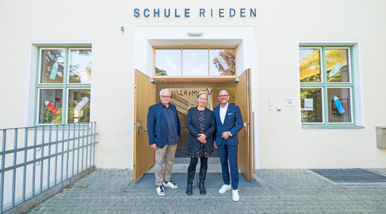 Stadtrat für Klimaschutz Heribert Hehle, Direktorin der Mittelschule Rieden Bettina Strobl und Bürgermeister Michael Ritsch (© Stadt Bregenz)