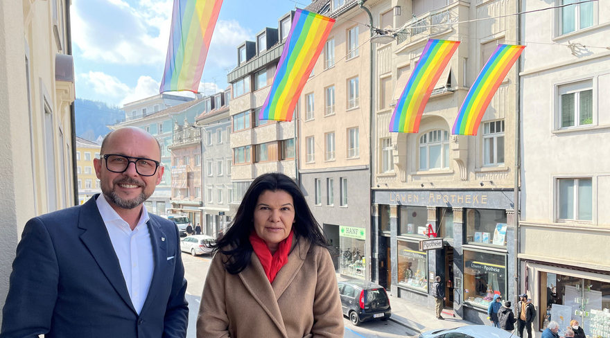 Diese Abbildung zeigt Bürgermeister Michael Ritsch und Vizebürgermeisterin Sandra Schoch vor der Regenbogenfahne. © Stadt Bregenz