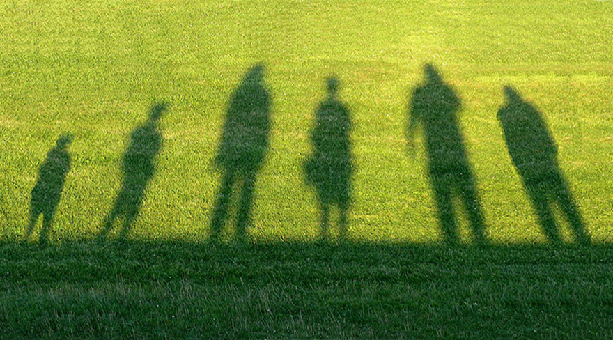 Diese Abbildung zeigt die Schatten einer sechs-Köpfigen Familie.